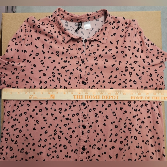 0030 Divided H&M Leopard Print Longsleeve Button Up Pink Black Office  Size 8 - Picture 8 of 13